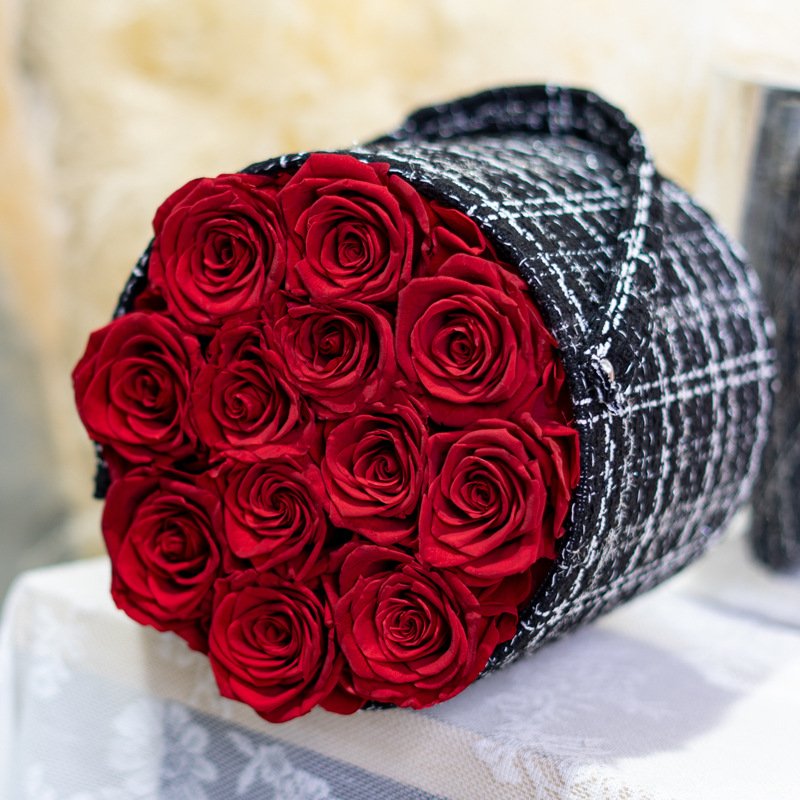 UKIQUEEN Luxury French Chic Hug Bucket Preserved Rose Flower Box Classic Red Eternal Roses in Black Tweed